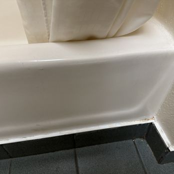 Econo Lodge Inn & Suites - Mold on tub caulking - Hotels Near Me - Corning, California