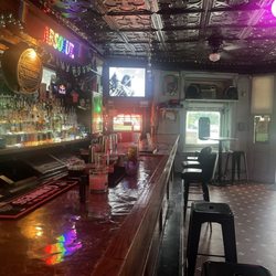 Home Base Tavern - One of the cleanest dives I've been to. Evidence of real elbow grease in the maintenance of the place.