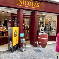 Nicolas - Entrance