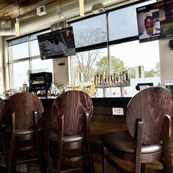 Hecks - Avon - Bar area to suffice everyone :D - New American Near Me - Avon, Ohio