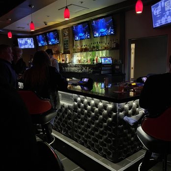 Piazza Lounge - people sitting at the bar watching tvs - Lounges Near Me - Las Vegas, Nevada Piazza Lounge - people sitting at the bar watching tvs - Lounges Near Me - Las Vegas, Nevada