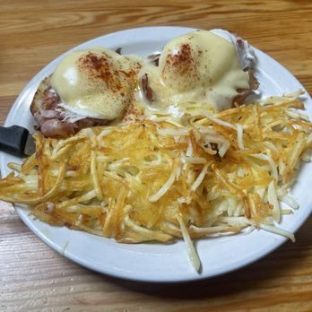 Loula's Cafe - Eggs Benedict with hashbrowns - Breakfast & Brunch Near Me - Whitefish, Montana