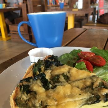 Midtown - Cheese and spinach quiche.  Cafe Americano. - Cafeteria Near Me - Mérida, YUC