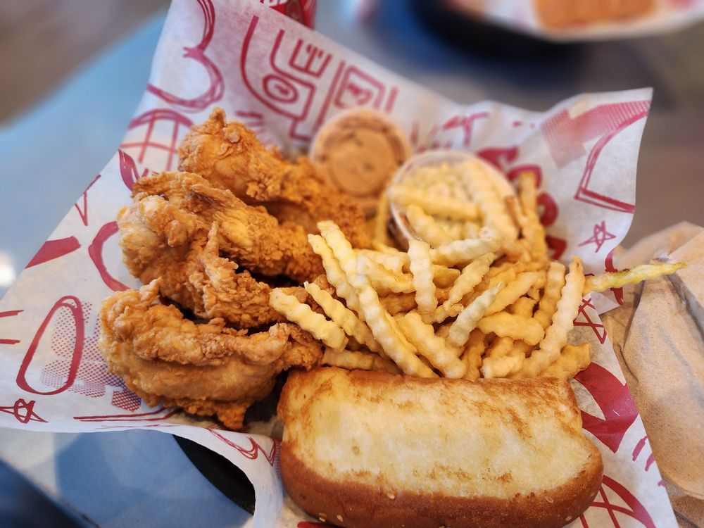 RAISING CANE’S CHICKEN FINGERS Updated October 2024 40 Photos & 45