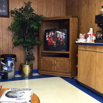 Larry's Auto & Tire - Waiting area, complete with coffee. - Tires Near Me - Nashville, Tennessee Larry's Auto & Tire - Waiting area, complete with coffee. - Tires Near Me - Nashville, Tennessee