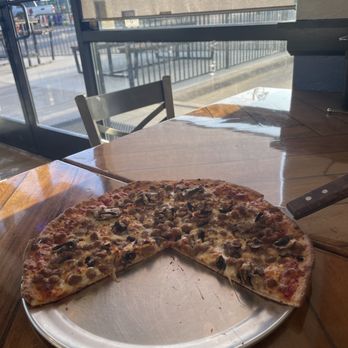 Ovenhead Pizza - 12" BYO: beef, mushroom, & feta. Yep yep boi! - Pizza Near Me - Mesquite, Texas Ovenhead Pizza - 12" BYO: beef, mushroom, & feta. Yep yep boi! - Pizza Near Me - Mesquite, Texas