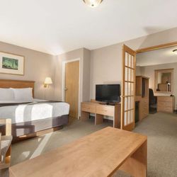 Days Inn & Suites Thunder Bay - Guest Room