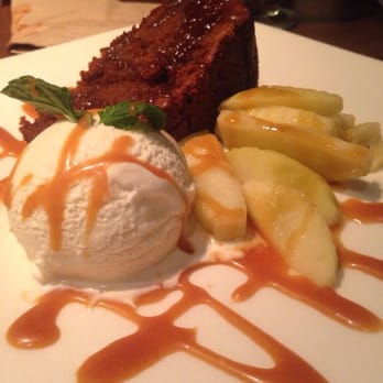 Earls Kitchen + Bar - Warm gingerbread cake - Canadian (New) Near Me - Calgary, Alberta