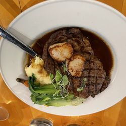 The Mono Cliffs Inn - Prime rib and scallops
