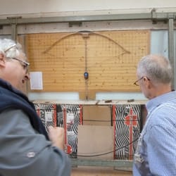 Abenteuer Lernen - Bogenbau: Sie raspeln, feilen und schleifen sich einen Bogen, der von der Zugstärke und von der Größe genau zu Ihnen passt.