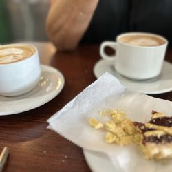 Señor Cafe - Lattes and guava tart