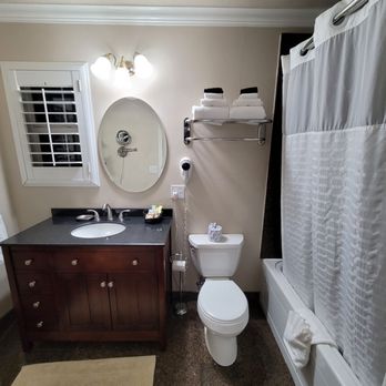 Grass Valley Courtyard Suites - Bathroom set up - Hotels Near Me - Grass Valley, California Grass Valley Courtyard Suites - Bathroom set up - Hotels Near Me - Grass Valley, California