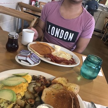 Mom's Kitchen - Breakfast & Brunch Near Me - Vista, California Mom's Kitchen - Breakfast & Brunch Near Me - Vista, California