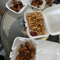 Top Left: Mango Habanero Top Right: Wild Wild West Bottom: Lemon Pepper Good amount of fries. Top Left: Mango Habanero Top Right: Wild Wild West Bottom: Lemon Pepper Good amount of fries.