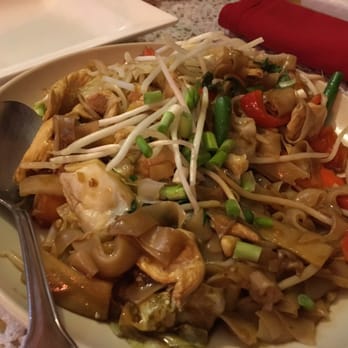 Thai Hut - Pad-kee-mow (spicy noodles) w/chicken - $9.95 - Thai Near Me - Sacramento, California Thai Hut - Pad-kee-mow (spicy noodles) w/chicken - $9.95 - Thai Near Me - Sacramento, California