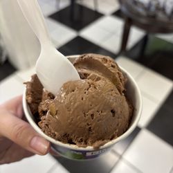 Kilwins Ice Cream - Chocolate - Fudge - Chocolate peanut butter ice cream