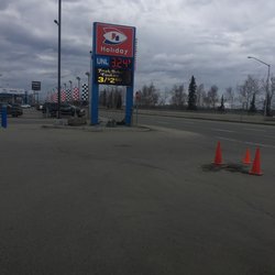 Holiday Gas Station - Entrance from the Glenn