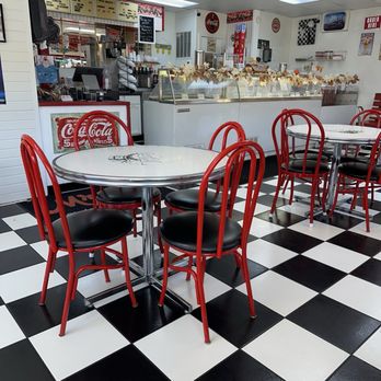 Mr B's Ice Cream Parlor - Just a shot of the ice cream parlor from our table - Ice Cream & Frozen Yogurt Near Me - Branson, Missouri Mr B's Ice Cream Parlor - Just a shot of the ice cream parlor from our table - Ice Cream & Frozen Yogurt Near Me - Branson, Missouri