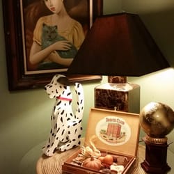 Arbor House Suites - Some decorations in the corner