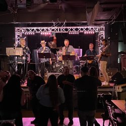 Quarter Note Bar and Grill - Band on stage