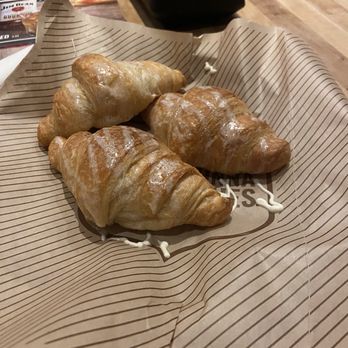 Cheddar's Scratch Kitchen - Honey Butter Croissants - Comfort Food Near Me - Newport News, Virginia