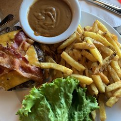 Roadhouse Restaurant & Saloon - Bacon Burger