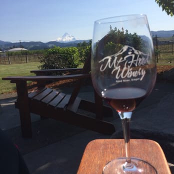 Best Oregon Tours - Winery with a mountain view - Wine Tours Near Me - Portland, Oregon