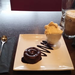Red & Yellow - Min chokolade fondant med vanilje is og en chai latte til.