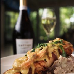 La Gran Guitarra - Filete de Salmon envuelto en bacon topeado con camarones sobre majado de viandas en salsa de alcaparras.