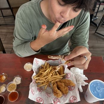 Slim Chickens - Putting back five fingers in my gullet - Chicken Wings Near Me - Henderson, Nevada