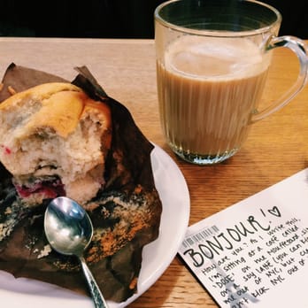 Dose - Muffin framboise et latte soja - Coffee & Tea Near Me - Paris, 75