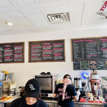 Le Cafe De La Plage - Interior - Coffee & Tea Near Me - Malibu, California Le Cafe De La Plage - Interior - Coffee & Tea Near Me - Malibu, California