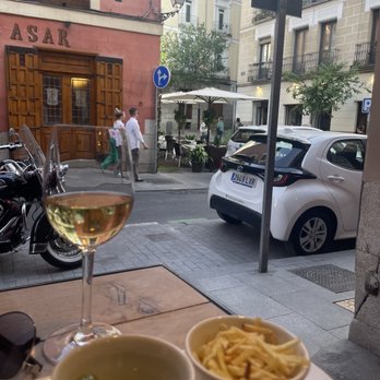 La Posada del Dragón - Marinated olives, potatoes (both complimentary) and white wine - Bars Near Me - Madrid, M