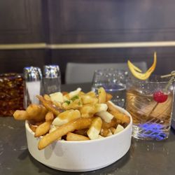 Le Sémaphore - Poutine and an old fashioned
