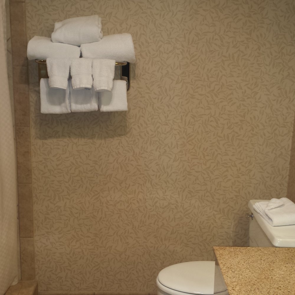 Red Lion Hotel Redding - Bathroom - Hotels Near Me - Redding, California Red Lion Hotel Redding - Bathroom - Hotels Near Me - Redding, California