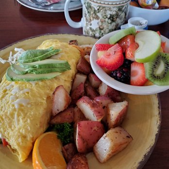 Mandy's Breakfast House - Veggie omelet red potatoes and fruit - Breakfast & Brunch Near Me - Sonora, California