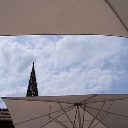 LeBuffet - Sonnenschirme auf der Terrasse des LeBuffet