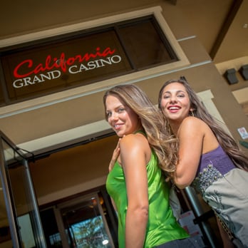 Grand Casino online felület képernyőképe egy asztalon lévő laptopon