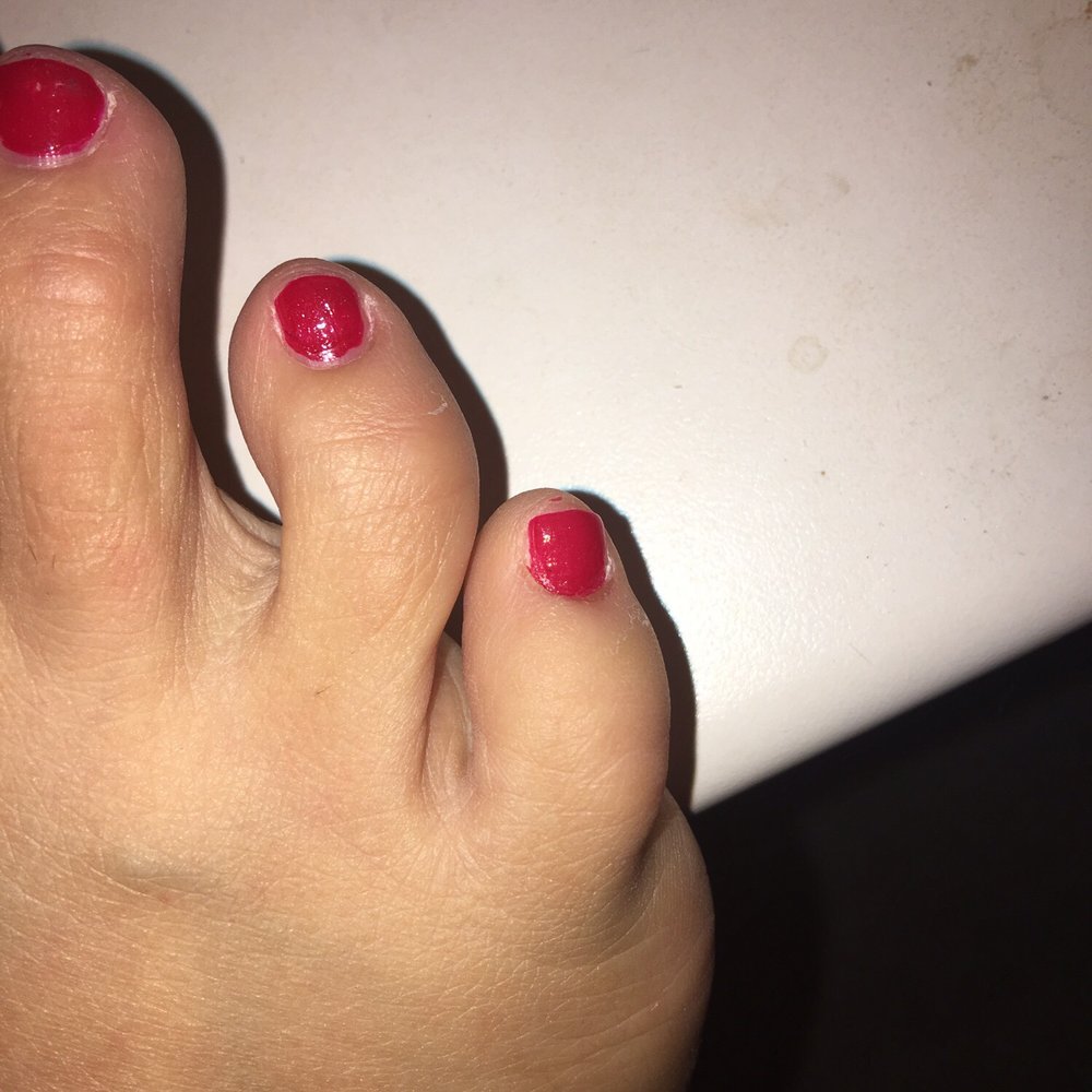 Worst polish job ever! Go elsewhere for a pedicure Worst polish job ever! Go elsewhere for a pedicure