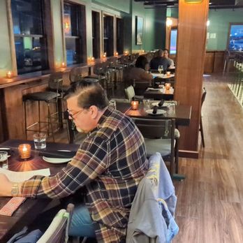 Idyllwild Tavern - The dining space inside - Cocktail Bars Near Me - Burbank, California