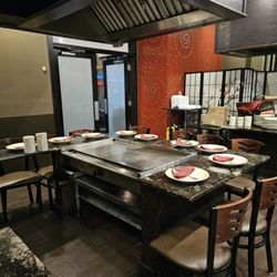 Yummy Steakhouse - Nobody was in the Hibachi section