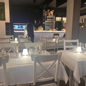 Di Farina Pasta - Dining room - Italian Near Me - Pompano Beach, Florida