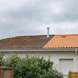 Washing Orlando - Before and after photo of a tile roof wash.