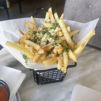 Lucky’s Cocktail Lounge - truffle fries - Cocktail Bars Near Me - Brooklyn, New York