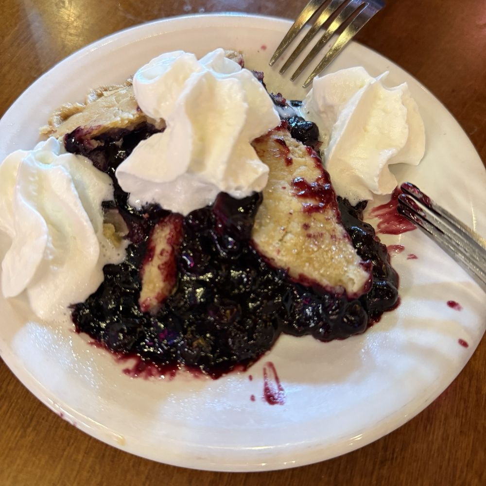 Geddy's - Yummmy blueberry pie - Seafood Near Me - Bar Harbor, Maine