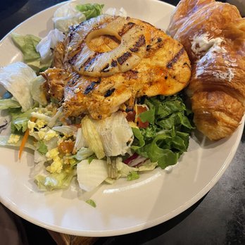 Tucker's Restaurant - Tuckers Grilled Chicken Salad - Bars Near Me - Anderson, South Carolina