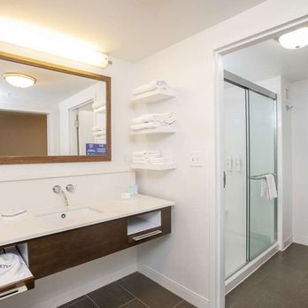 Hampton Inn & Suites Cincinnati / Kenwood - Guest room bath - Hotels Near Me - Cincinnati, Ohio Hampton Inn & Suites Cincinnati / Kenwood - Guest room bath - Hotels Near Me - Cincinnati, Ohio