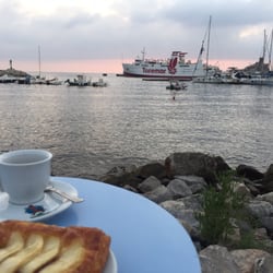 Dolcemente Diversi - Colazione sugli scogli prima di partire.