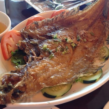 Binh Duong II - Ca Luoi Trau Chien Don, crispy fried fish (flounder) served with the ginger sauce on the left and a cup of rice. - Vietnamese Near Me - Hillside, New Jersey