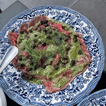 Yard - Beef carpaccio with pesto, delicious! - French Near Me - Paris, 75 Yard - Beef carpaccio with pesto, delicious! - French Near Me - Paris, 75